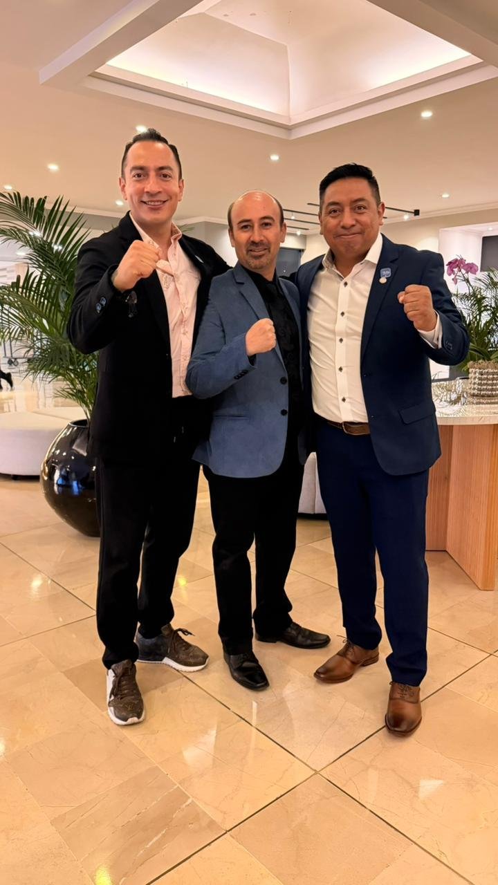 Galería de Éxito 4Life - Tres hombres en interior elegante postura de éxito - Equipo de Mentoría Global
