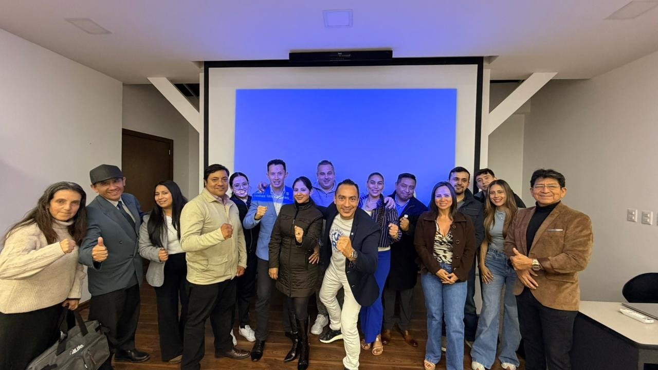 Celebración de Éxito 4Life - Gran grupo en salón con techo de madera ambiente de retiro - Equipo de Mentoría Global