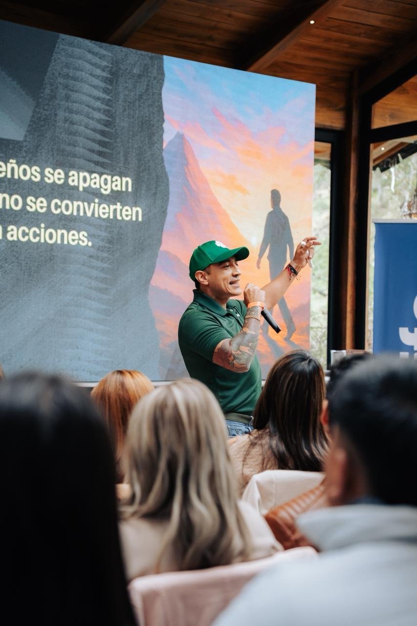 Evento de Logros 4Life - Yurian en conferencia con micrófono celebrando - Mentoría Global