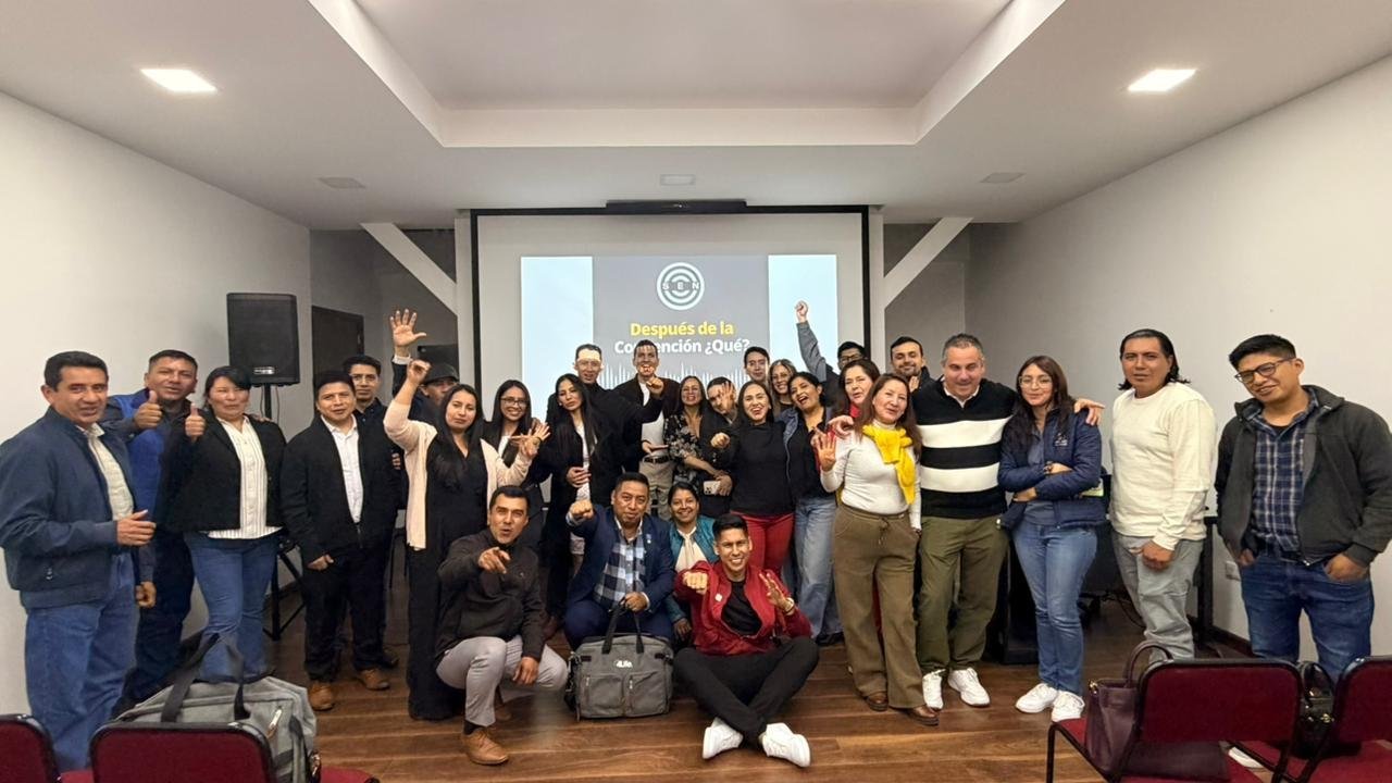 Evento de Logros 4Life - Gran grupo del equipo celebrando en conferencia - Expansión Internacional