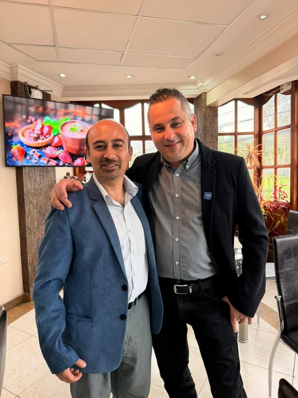 Celebración de Éxito 4Life - 2 hombres en interiores con gesto de éxito - Mentoría Global