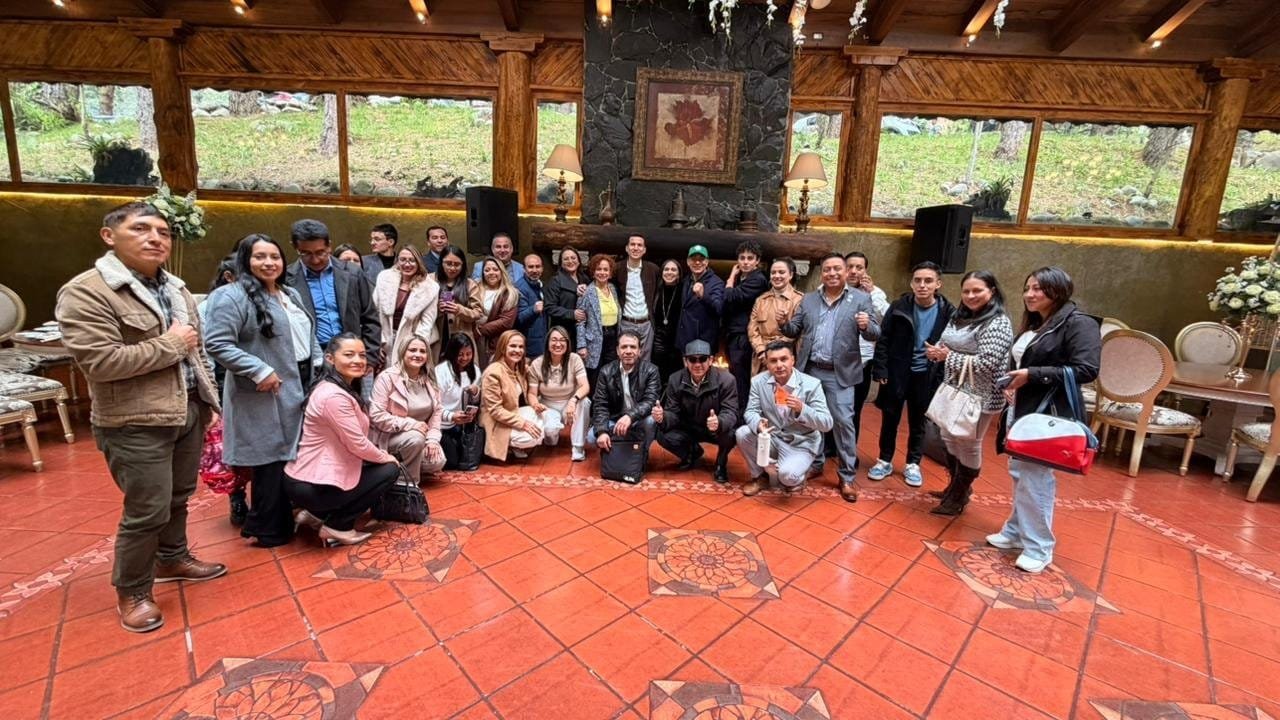 Evento de Logros 4Life - Grupo en interior elegante con plantas - Equipo de Mentoría Global