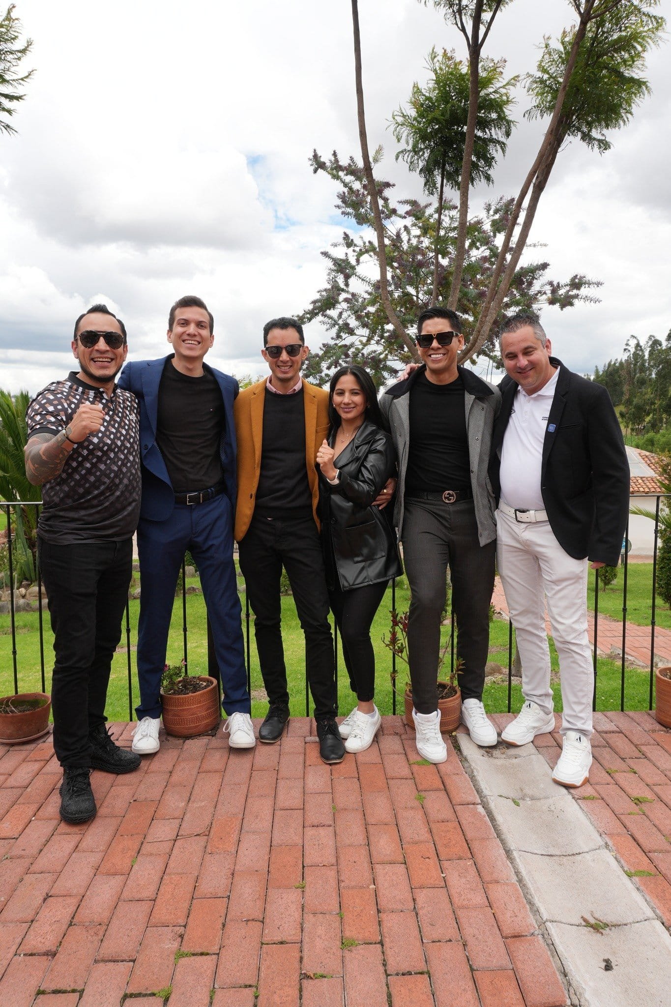 Celebración de Éxito 4Life - Equipo de 6 personas al aire libre con árboles - Equipo de Mentoría Global - Evento al aire libre