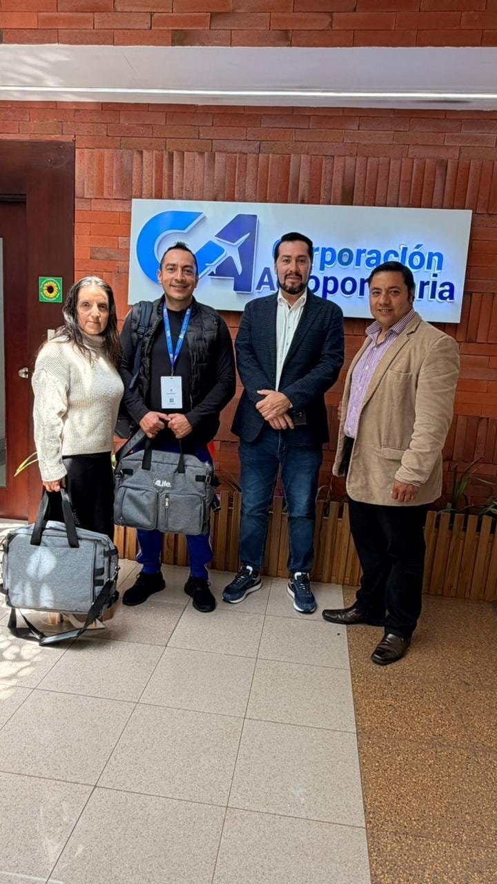 Evento de Logros 4Life - Cuatro profesionales en el aeropuerto viajando a evento - Expansión Internacional