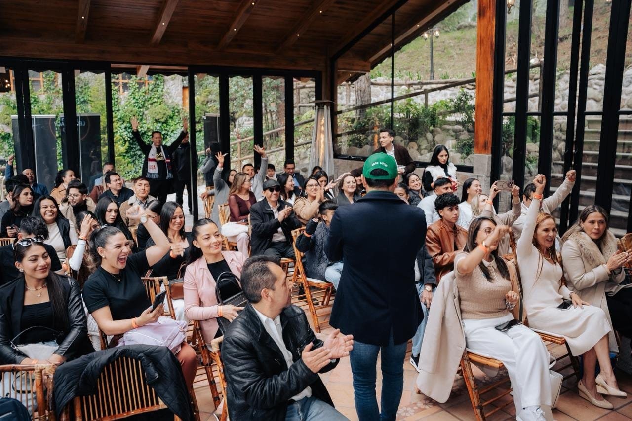 Galería de Éxito 4Life - Gran grupo en salón con techo de madera evento de equipo - Mentoría Global